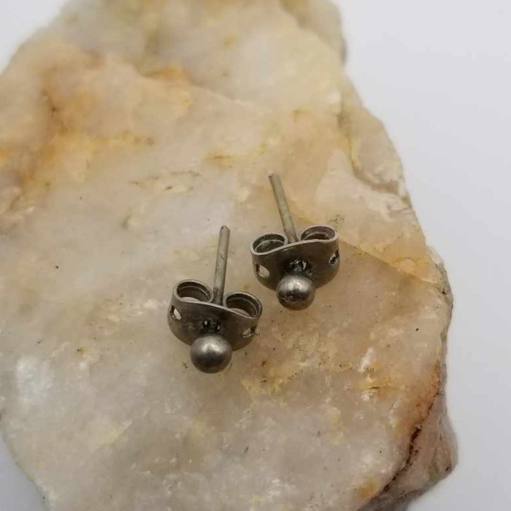 Sterling silver dot earrings‎